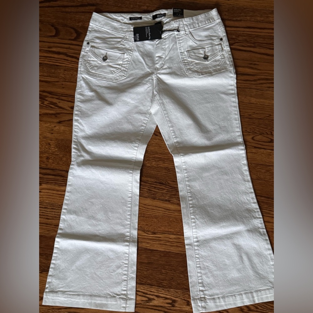 a.n.a. A New Approach White Modern Flare Leg Jeans brand new never worn